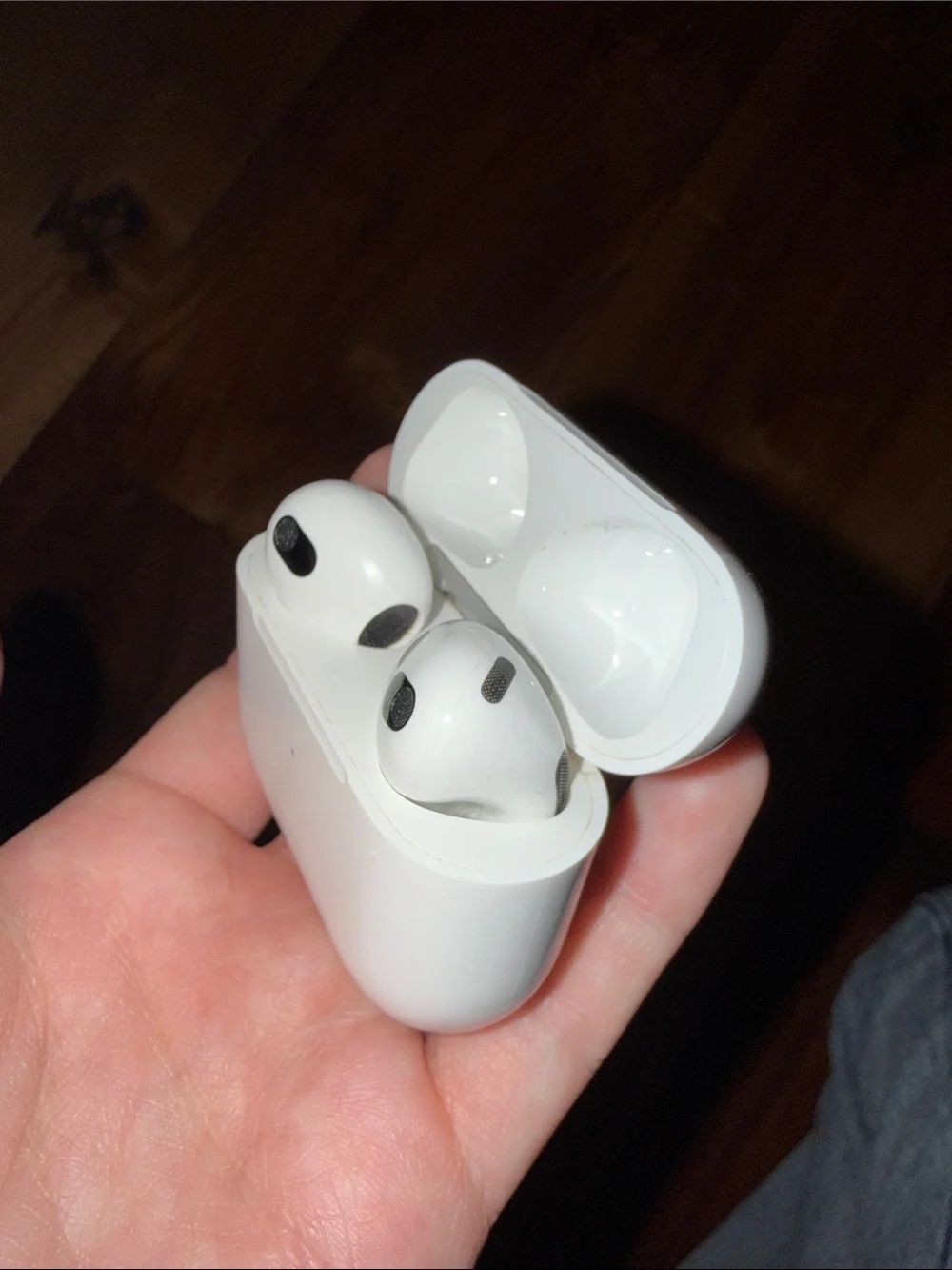 Apple White Wireless Earbuds Charging Case